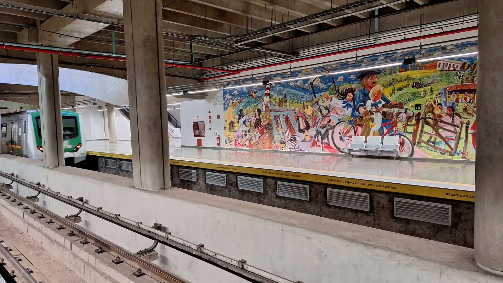 A pintura na estação 106 Sul é a única obra de arte, em todas as 27 estações, que está instalada em uma plataforma | Fotos: Divulgação/Metrô-DF