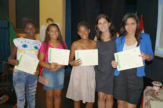 A coordenadora Administrativa do Cefop, Vanderleia Garcia, entrega os certificados para os formandos