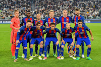 F. C. BARCELONA - Barcelona, España - Temporada 2016-17 - Ter Stegen, Umtiti, Mascherano, Rakitic, Mathieu y Piqué; Messi, Sergi Roberto, Neymar, Iniesta y Luis Suárez - JUVENTUS DE TURÍN 3 (Dybala 2, Chiellini) F. C. BARCELONA 0 - 11/04/2017 - UEFA Champions League, cuartos de final, partido de ida - Turín, Italian, Juventus Stadium - El Barcelona volvió a quedarse al borde del precipicio en Europa. Dos goles de un deslumbrante Dybala y un tercero de cabeza de Chiellini condenan a los de Luis Enrique a obrar otra remontada imposible. El equipo azulgrana acusó sobremanera la falta de Busquets y estuvo siempre mal colocado en el césped, además de correr 10 kilómetros menos que su rival