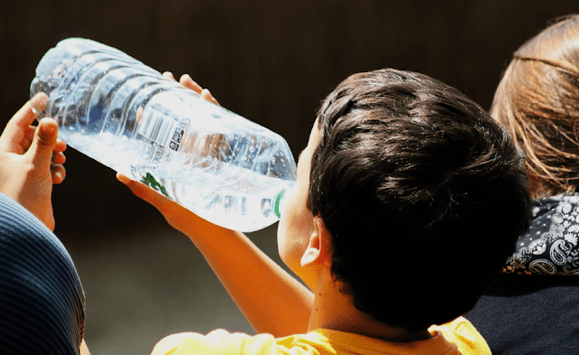 Dos litros de agua repartida durante todo el día, es la cantidad que recomendamos en Recetas que previenen y curan y es la cantidad a tomar.