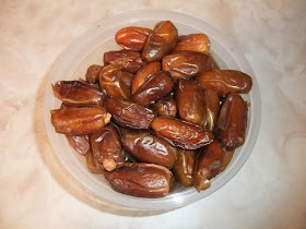 whole dates, eat in container, california, rasins, with seeds