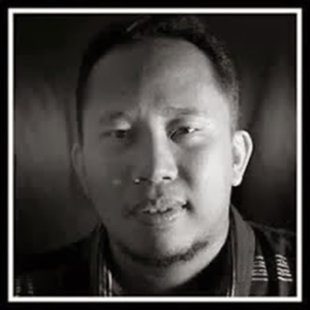 Biografi Asri Tadda – Blogger Kaya Raya Dari Indonesia   Beliau adalah salah satu blogger dari Indonesia yang sudah sukses dalam dunia blogging atau juga internet marketing. Beliau lahir di Palopo, Luwu Timur, Sulawesi Selatan pada tanggal 3 April 1981. Jadi, sekarang beliau berusia 33 tahun. Tinggal di Jl. Perintis Kemerdekaan Km. 8 No. 28 Tamalanrea – Makasar . Pada tahun 1999, beliau masuk Fakultas Kedokteran, Universitas Hassanudin di Makasar. Banyak kendala selama ia kuliah, terutama dalam hal biaya. Tau sendiri kan ya sobat FanBlog, biaya kuliah di kedokteran itu tak sedikit. Asri Tadda berpikir hal apa yang bisa menambah penghasilannya. Kemudian beliau memilih bisnis di dunia internet. Kegiatannya itu tak didukung oleh keluarganya, karena membuat kuliahnya terbengkalai. Tapi meski begitu, beliau terus semangat menekuni keduanya hingga bisa membuahkan hasil. Setelah itu beliau mencoba membuka usaha yang berhubungan dengan dunia blog dengan nama CV. Asta Media Link Perdana (Asta Media Group, Blogging School and Internet Marketing Center). Hingga pada tahun 2003, beliau mendapat gelar S1 di bidang kedokteran. Banyak lho penghargaan yang diberikan kepada Asri Tadda ini, seperti salah satunya yaitu pada tahun 2008 meraih predikat The Most Productive Writer in THIS Year-2004 dari