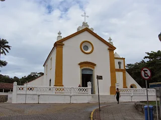 Iglesia de Santo Antonio de Lisboa con escalinatas de acceso, baranda protegiendo el atrio elevado sobre la vereda, Puerta central, cruz en lo alto de la torre central.