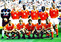 SELECCIÓN DE HOLANDA - Temporada 1995-96 - Van der Saar, Bergkamp, Bogarde, Jordi Cruyff, Seedorf y Hoekstra; Reiziger, Witschge, Blind, Winter y Ronald de Boer - INGLATERRA 4 (Shearer 2 y Sheringham 2) HOLANDA 1 (Kluivert) - 18/06/1996 - Eurocopa de Inglaterra 1996, fase de grupos - Londres, Inglaterra, fase de grupos