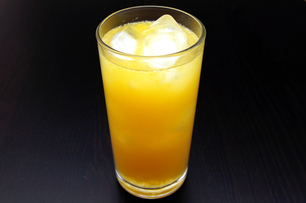 оранжевый коктейль в высоком стакане