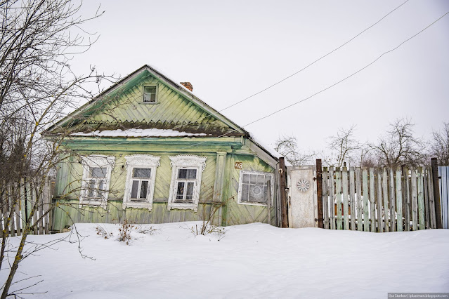 Старый покосившийся деревянный дом