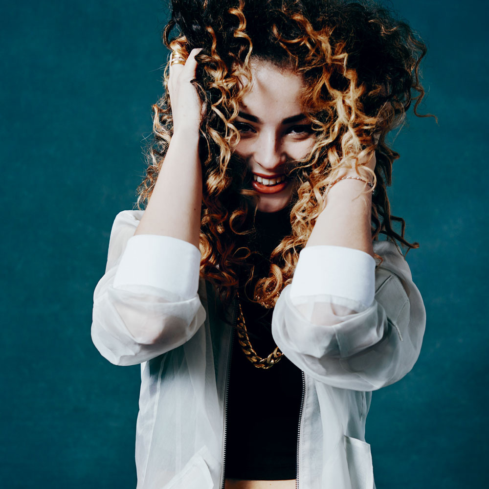 Ella Eyre e amigos vivem aventuras no videoclipe de ‘Together’ 