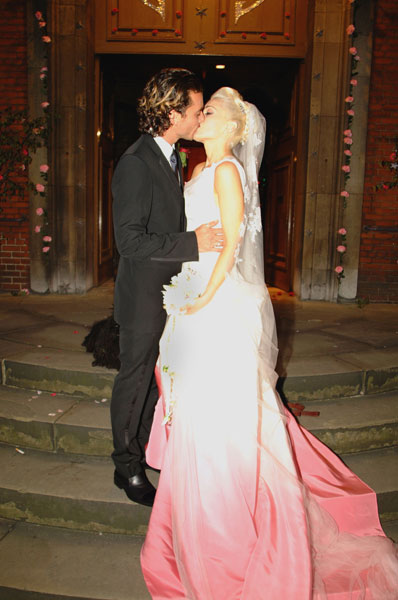 gwen stefani wedding photos. gwen stefani wedding dress