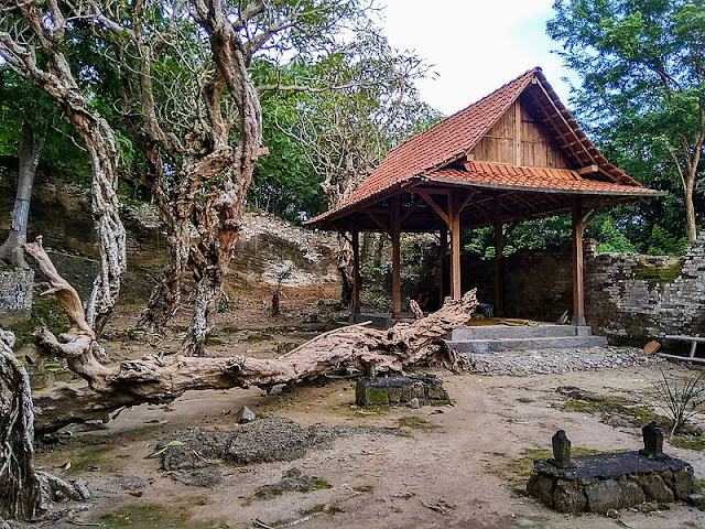 Gambar Makam Ratu Malang Halaman Depan