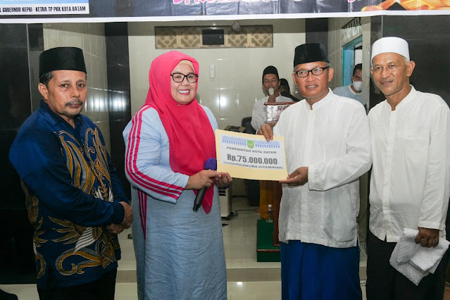 Safari Ramadhandi Buliang, Marlin Serahkan Bantuan Sebesar Rp 75 Juta untuk Masjid Al Muhajirin