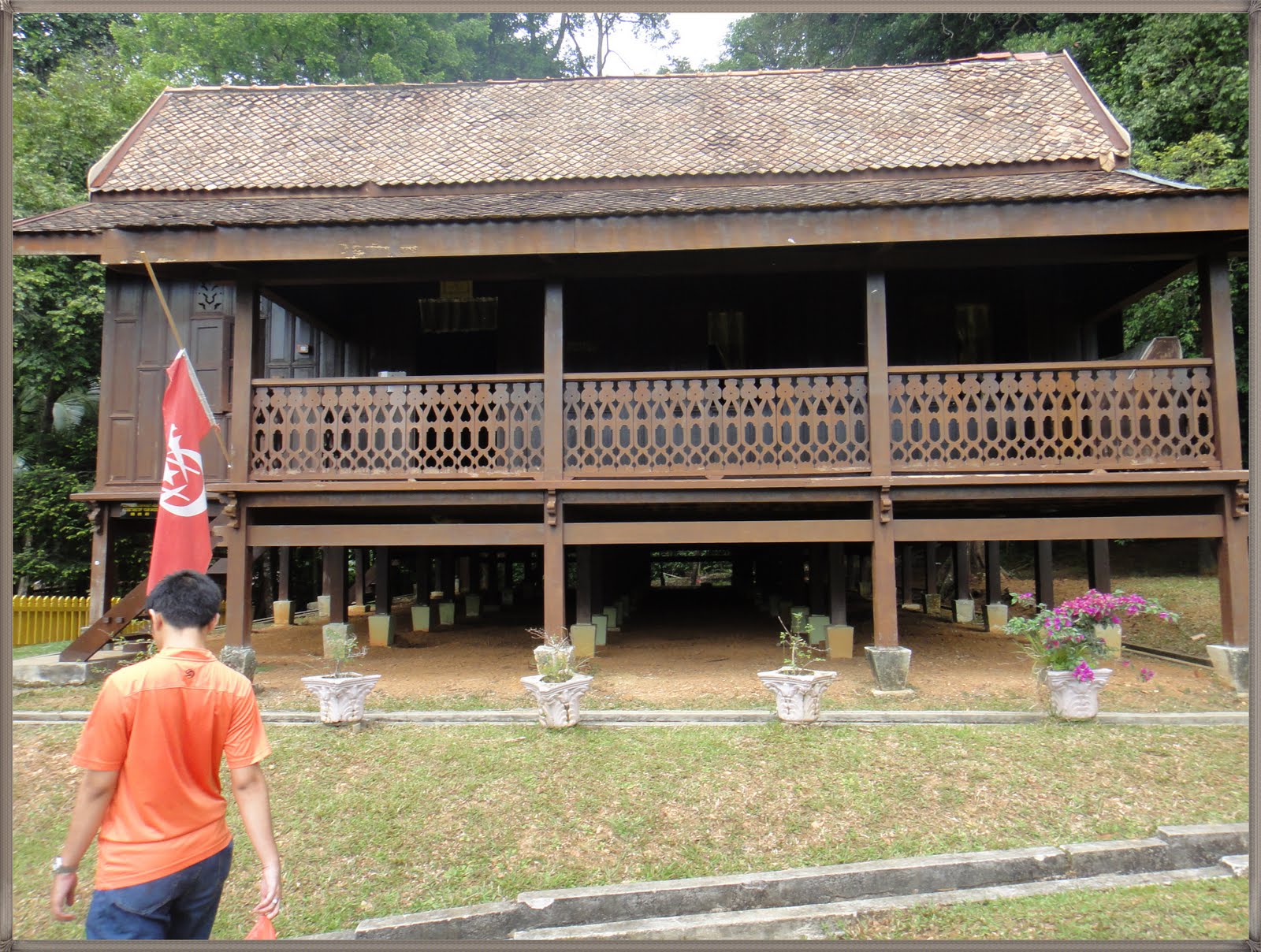 KASIH TERCIPTA: RuMaH TraDiSioNaL di TaMaN MiNi MaLaYsiA