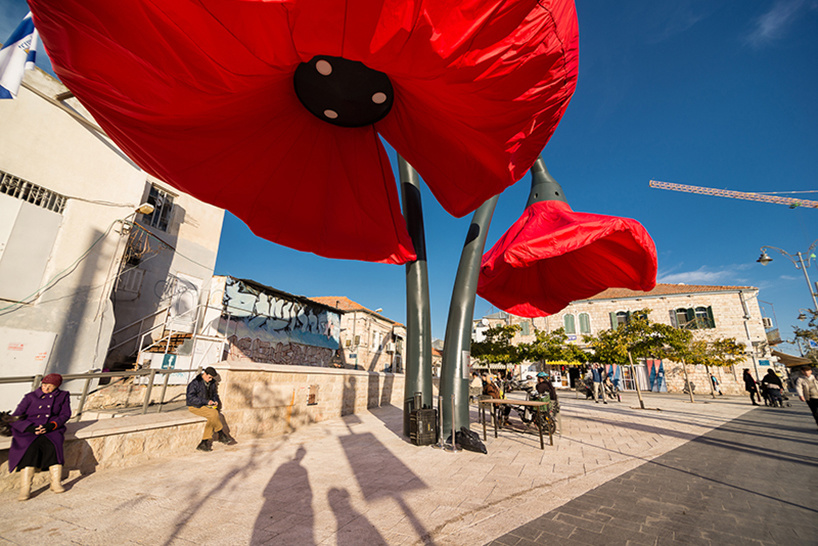 When pedestrians walk by, the flowers inflate. - These Sculptures Are Hiding An Unusual Secret… And It’s Slightly Freaky.
