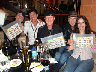 Foto de Roberta (Scorpions Brazil) com Paulo Baron e os integrantes do Scorpions Klaus Meine, Matthias Jabs e Rudolf Schenker, com os selos que a banda recebeu em São Luis, 2010