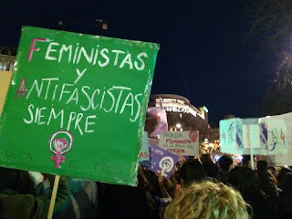 Foto de la manifestación de la huelga de mujeres del 8 de marzo de 2018 con pancarta de "Feministas y Antifascistas siempre"