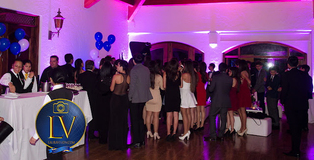 personas haciendo cola para la fotocabina, globos azules y blancos