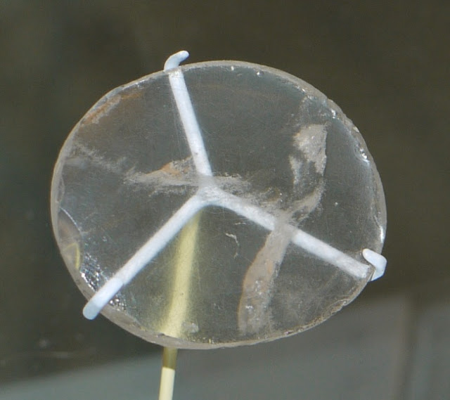 Lensa optik yang terbuat dari batu kristal ini digali di istana Asyur Nimrud