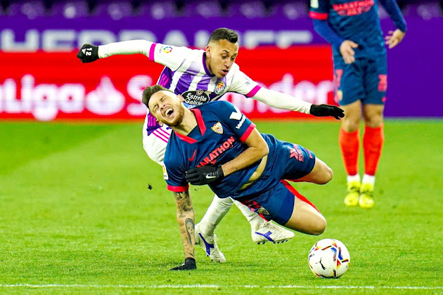 Orellana comete falta sobre Lucas Ocampos viendo la tarjeta amarilla.  REAL VALLADOLID C. F. 1 SEVILLA F. C. 1. 20/03/2021. Campeonato de Liga de 1ª División, jornada 28. Valladolid, estadio José Zorrilla. GOLES: 1-0. 44’, Orellana, de penalti. 1-1: 90+4’, Bono.