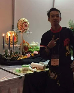 Berapa lama waktu yang anda butuhkan dalam membuat seni fruit carving  ??. . . . . . . . Tergantung tingkat kesulitan sebenernya klo cruit carving, Klo untuk thailand style yg cukup detail bisa memakan waktu 3 jam 1 buah. Tpi untuk tingkat kesulitan yg sedang 1,5 jam smpe 2jam bisa selesai, bahkan untuk yg tingkat pemula tdk smpi 1jam sudah selesai.