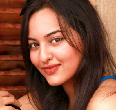 Latest Hottest High Quality Wallpapers Scenes Pics of Bollywood Actress Sonakshi Sinha