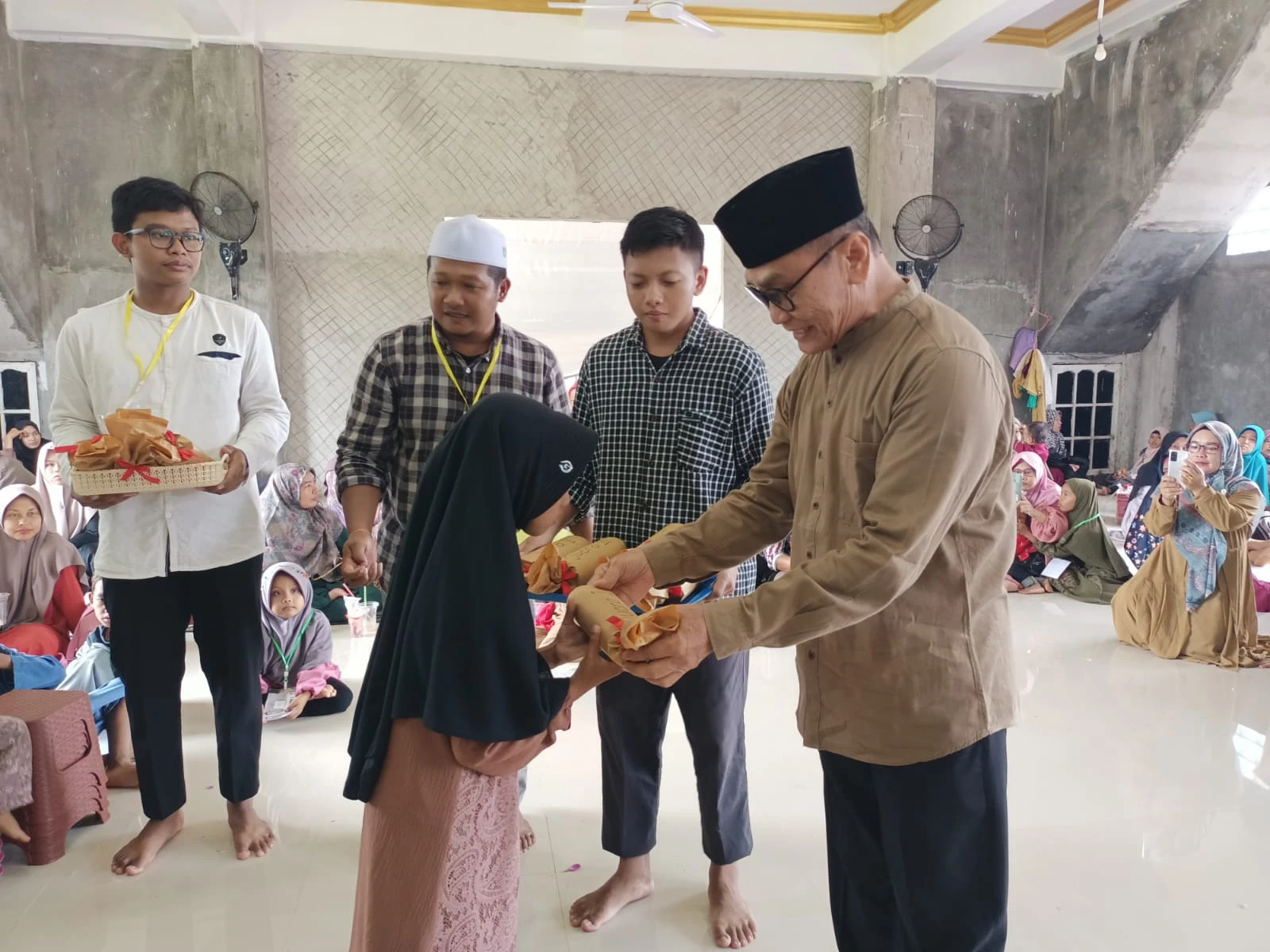 Dewan penasihat DPD LDII Kapuas H Subagio menyerahkan hadiah kepada pemenang lomba AKASS di Masjid Al Muhajir, Minggu (3/9). FOTO: KIM