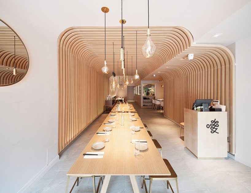 El interior de este restaurante de Nueva York está envuelto en listones de madera