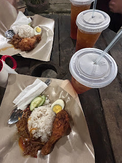 Makan Malam Di Kebun Cafe