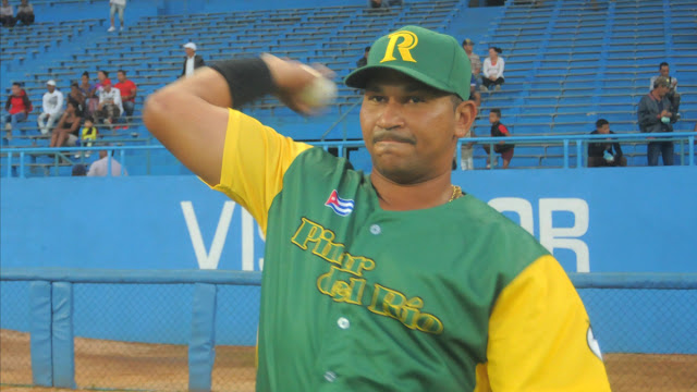 El veterano ambidextro anda de líder de los bateadores en la Serie Nacional