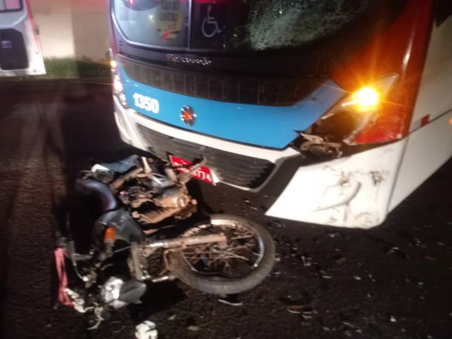 Colisão frontal entre ônibus e motocicleta deixa vítima fatal nesta terça-feira (31) — Foto: Reprodução