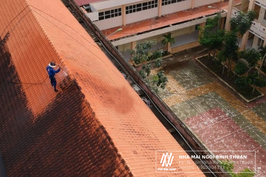 Vệ sinh nhà mái ngói tại Bình Thuận