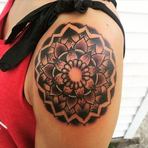 chica con tatuaje de mandala