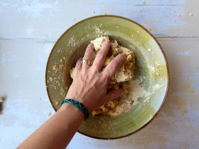 receta talo mezclar harina y agua a mano