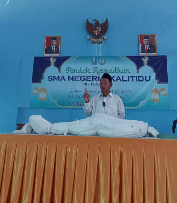 Kenalkan sejak awal  tata cara pemulasaran jenazah, SMA1 kalitidu datangkan kyai sholikin sebagai narasumber