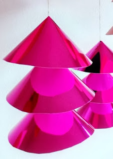 http://manualidadesnavidad.org/adornos-de-papel-para-navidad/