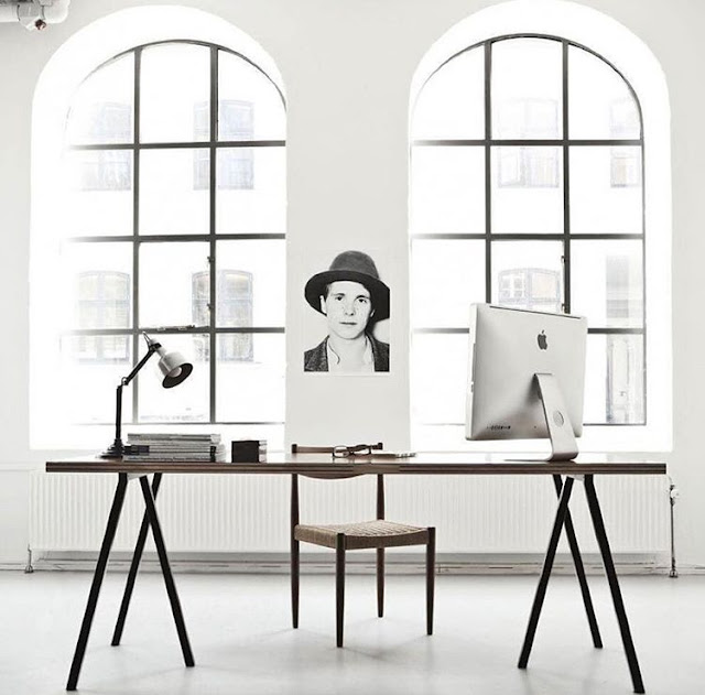 ruang kerja minimalis dengan paduan warna putih