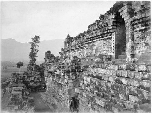 Inilah Foto Candi Borobudur Saat Pertama Kali Ditemukan 