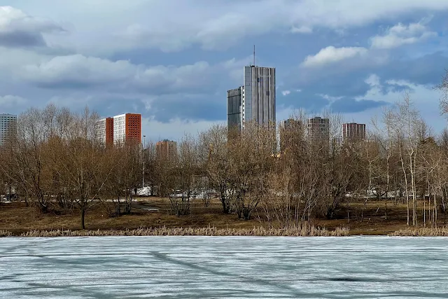 Измайловский остров – городок имени Баумана, Серебряно-Виноградный пруд, вид на север