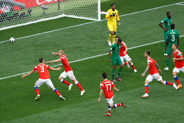 La selección de Rusia festeja tras marcar el primer gol del mundial apenas al minuto 12 de su partido contra Arabia