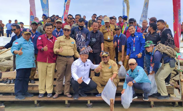 Puluhan Ribu Benih Ikan Kakap Putih dan Ikan Nemo Dilepas di Perairan Karimun