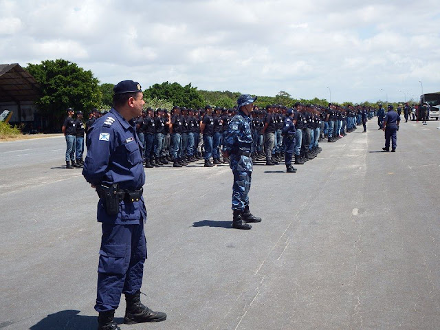 Recrutas da Guarda Municipal de Fortaleza (CE) intensificam treinamento para a formatura.