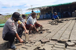 Elvis Palpialy Lakukan Pelatihan Pembuatan Batu Bata di Kampung Kuler Merauke