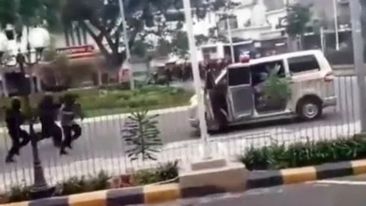 Fadli Zon Sebut Mirip Israel, Video Polisi Kejar dan Berondong Ambulans dengan Tembakan Gas Air Mata