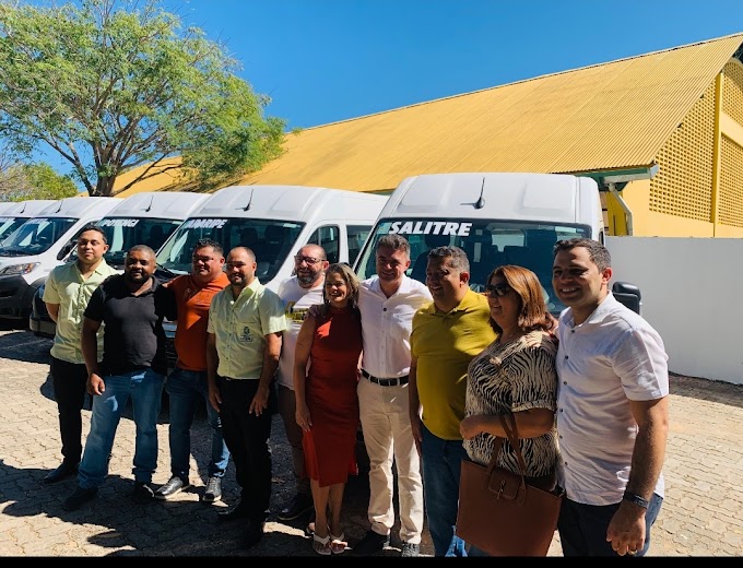 Comitiva de Salitre, liderada pelo prefeito Rondilson recebe vans para transporte de pacientes eletivos do Governo do Ceará