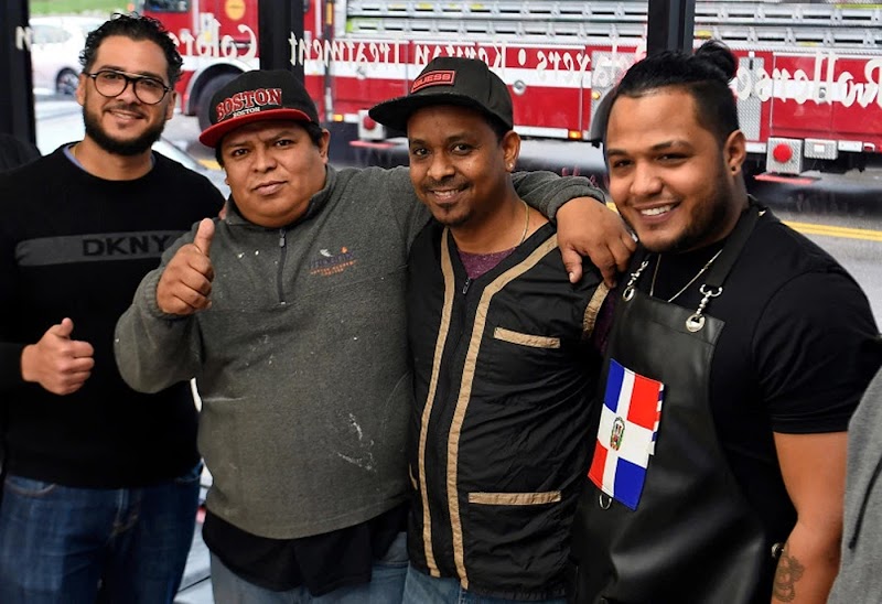 Barberos dominicanos salvan de morir quemados a inmigrantes chinos durante un fuego en Boston