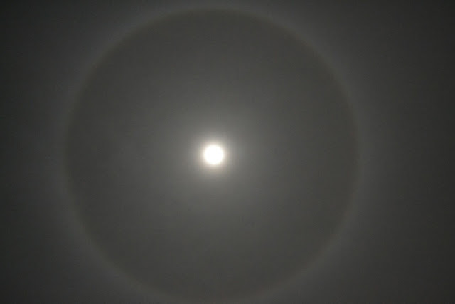 Anel luminoso no céu visto na noite de segunda 15 de agosto de 2016