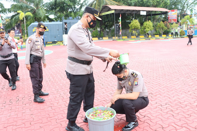 Kapolres Karimun Memimpin Upacara Kenaikan Pangkat Setingkat Lebih Tinggi