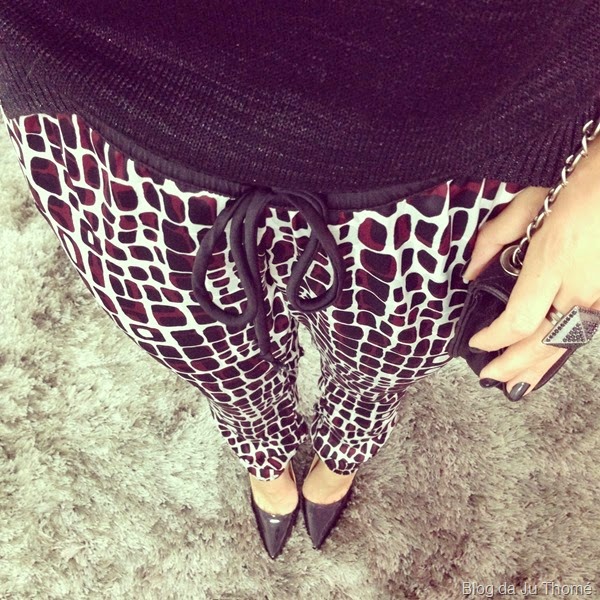 look tricô preto e calça pijama estampada (1)