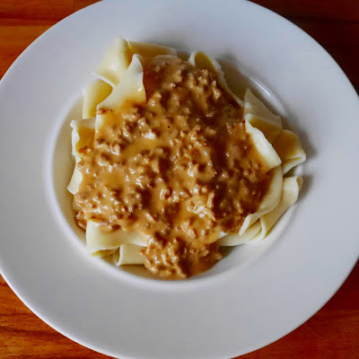 Schnelles Essen mit Nudeln und Hackfleisch