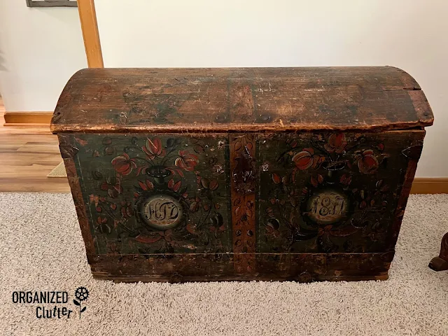 Photo of a vintage Norwegian trunk.