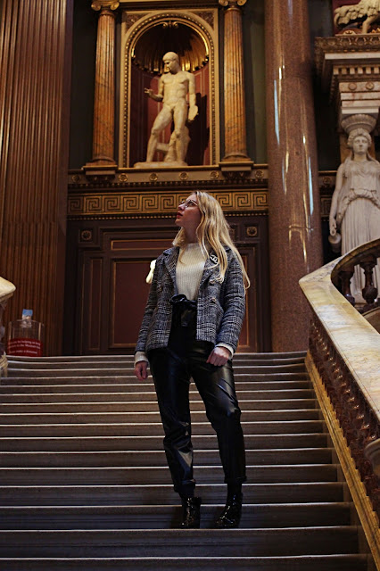 moi posant dans les escaliers du fitzwilliam museum