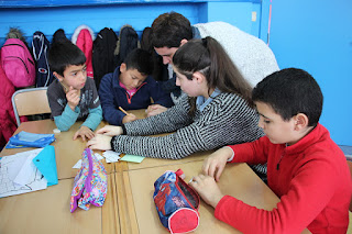 Alumnos de ESO de Cruces y de Infantil de Juan Ramón Jiménez aprenden juntos matemáticas